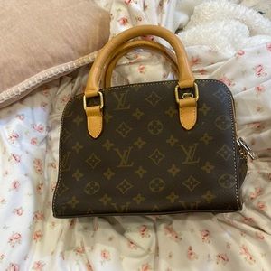 A mini purse it’s very cute perfect for a night out